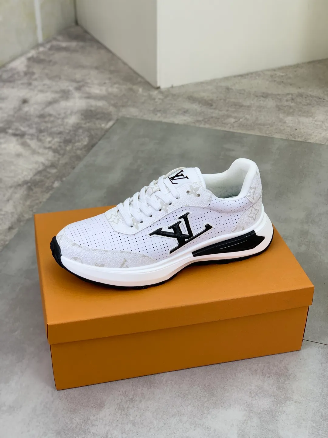 Men's shoes 💰P460 💰 [New model] 🆘 The latest model from LV official website 🎁 Casual and fashionable men's shoes 👟 Hot style 💥 Simple and elegant style, exclusive for trendy men. Unique latest brand elements from the official website 👑 Original decoration, fashionable and generous, the fabric is made of original calfskin ➕ Comfortable and breathable mesh lining ➕ Pigskin lining ✅The official website specifies wear-resistant casual outsole, the classic model is taken in real life🎬Color: 3️⃣colors available😍Number of codes: 38-44 (45 46 customized)